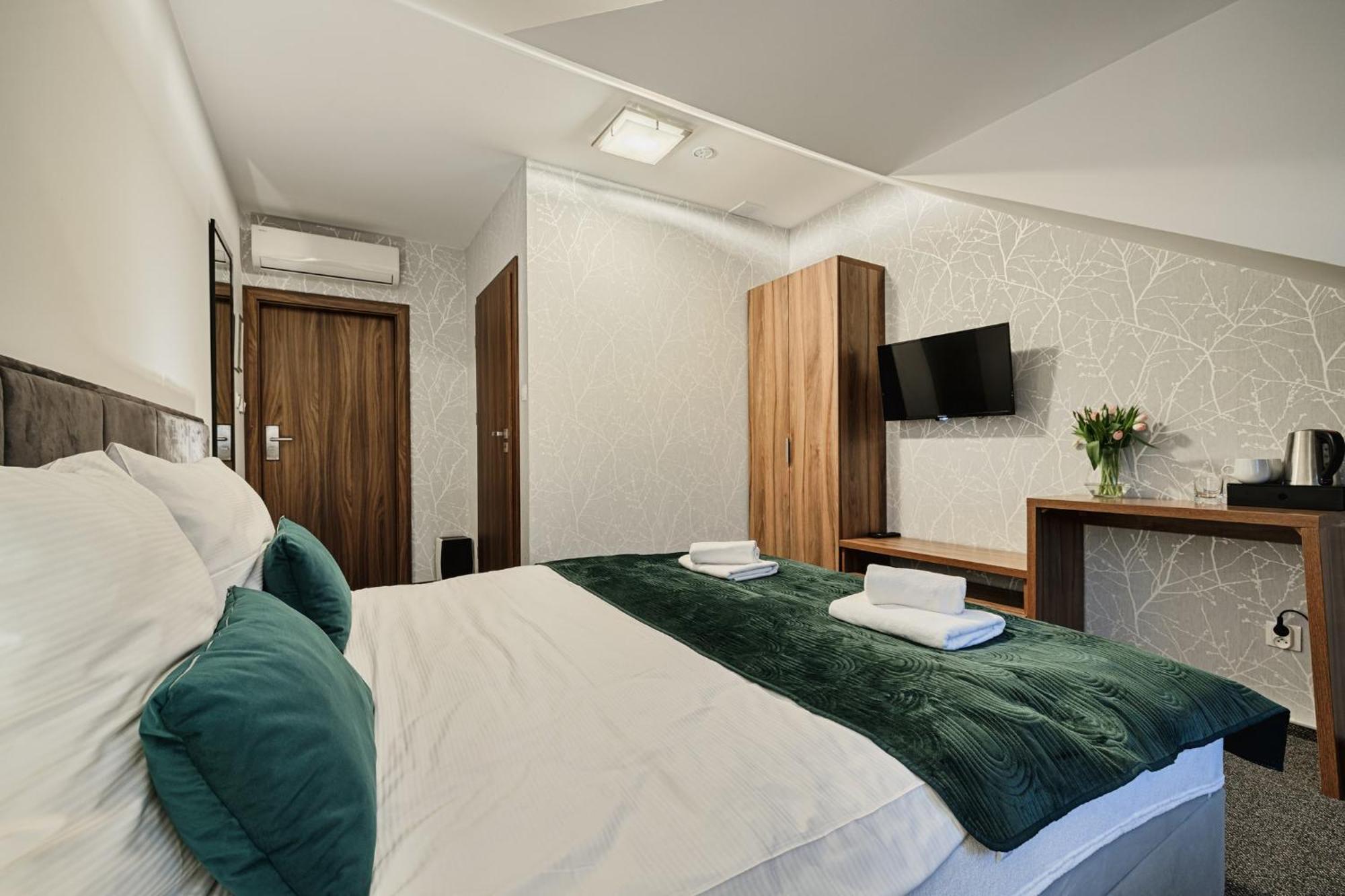 Gosciniec Zacisze I Blisko A2 Dabie-Uniejow I Restauracja Bed & Breakfast ภายนอก รูปภาพ