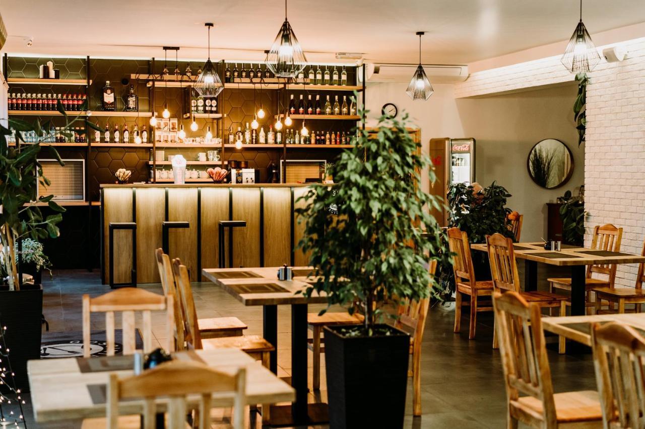 Gosciniec Zacisze I Blisko A2 Dabie-Uniejow I Restauracja Bed & Breakfast ภายนอก รูปภาพ